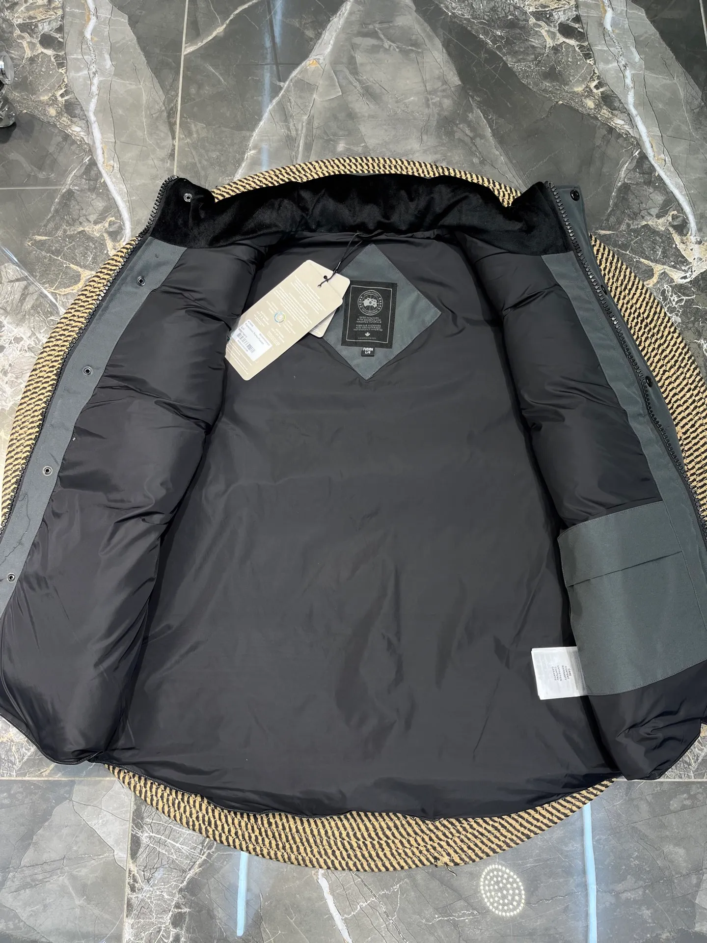 P380 🇨🇦Canada Goose""🇨🇦🌟 Garson down vest has always been recognized as the warmest down jacket. Various Instagram celebrities, Internet celebrities, and celebrities often wear it for street photos. I make Canada Goose every year, but I still can't get rid of my love for it. No matter how cold the days are, there is no need to be afraid, because there is! Filled with 90% white duck down, it is the legendary warmest down jacket and is known as a must-have for Arctic outdoor sports! The most popular down jacket in the world, celebrities are rushing to buy it, it is a must-have!  Size: XS to 2XL